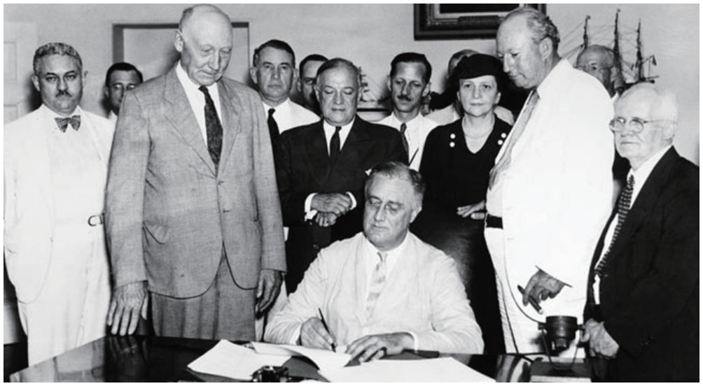 1935년 사회보장법안에 서명하는 프랭클린 루즈벨트